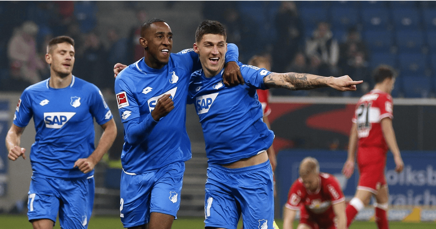 帕德博恩支持者庆祝球队胜利拥护全队的简单介绍