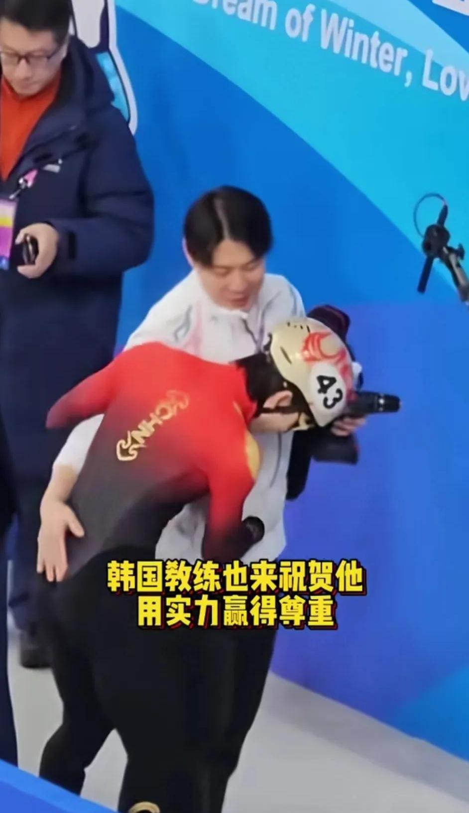 开云体育app-包含纵情疯狂的比赛现场，场面紧张刺激的词条