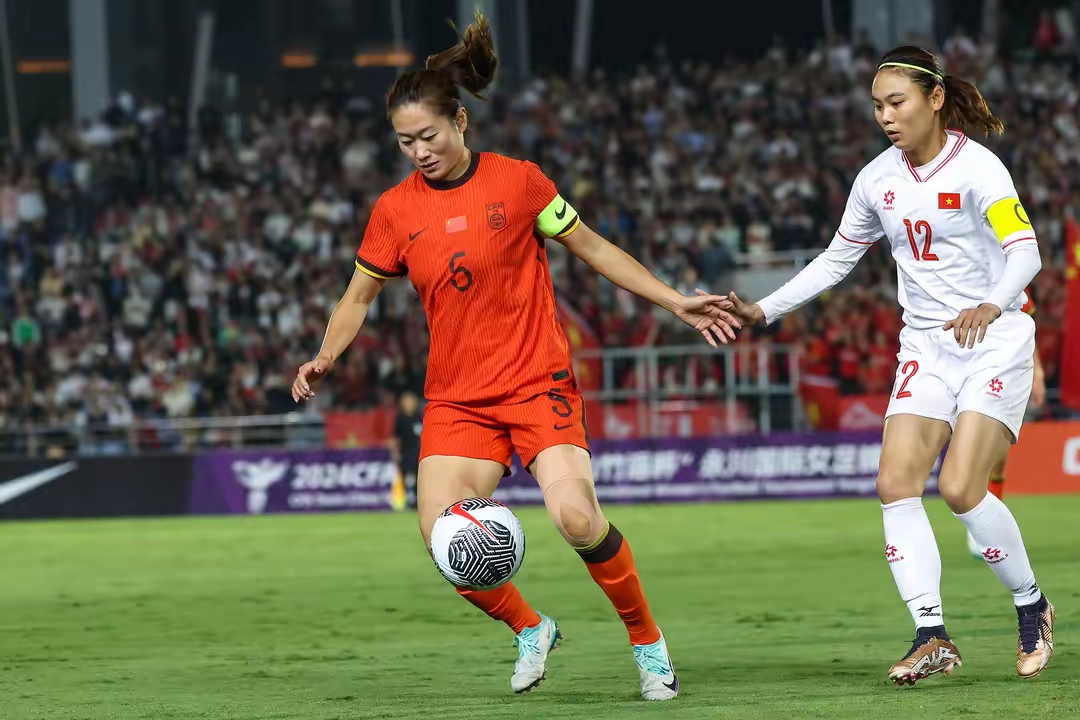 无畏前行：女足赛场上无惧压力的简单介绍