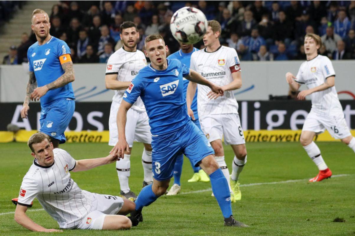 开云体育亚洲官网-欧洲联赛首轮竞争激烈，球队全力以赴