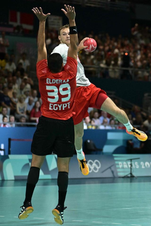 篮球比赛场上奇迹发生，球员技术高超