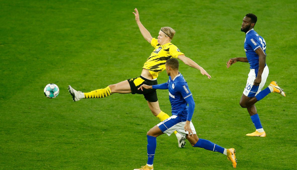 沙尔克全力迎战对手，志在取得一场胜利的简单介绍