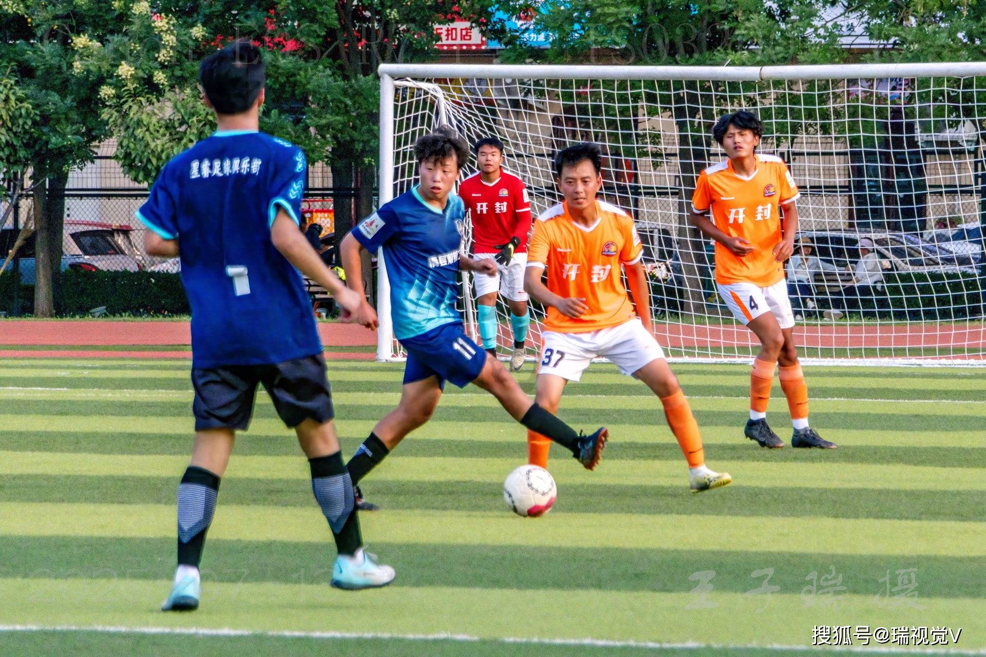 开云体育官网入口-包含国内足球比赛再掀高潮，球员斗志昂扬备战的词条