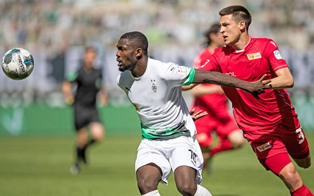 关于沙尔克客场战平对手，稳固中游排名的信息