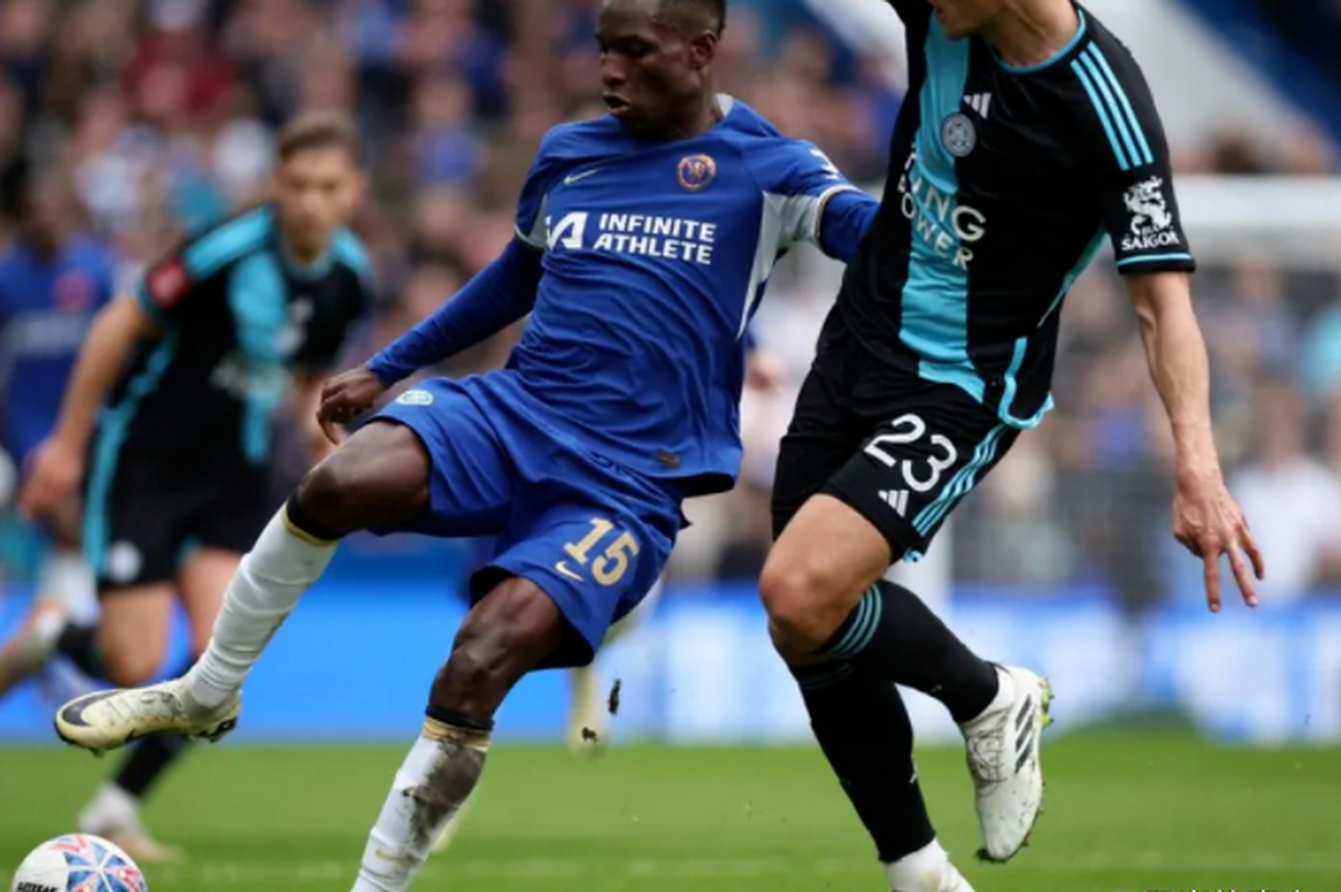 莱斯特城惊险获胜，保持领头羊地位