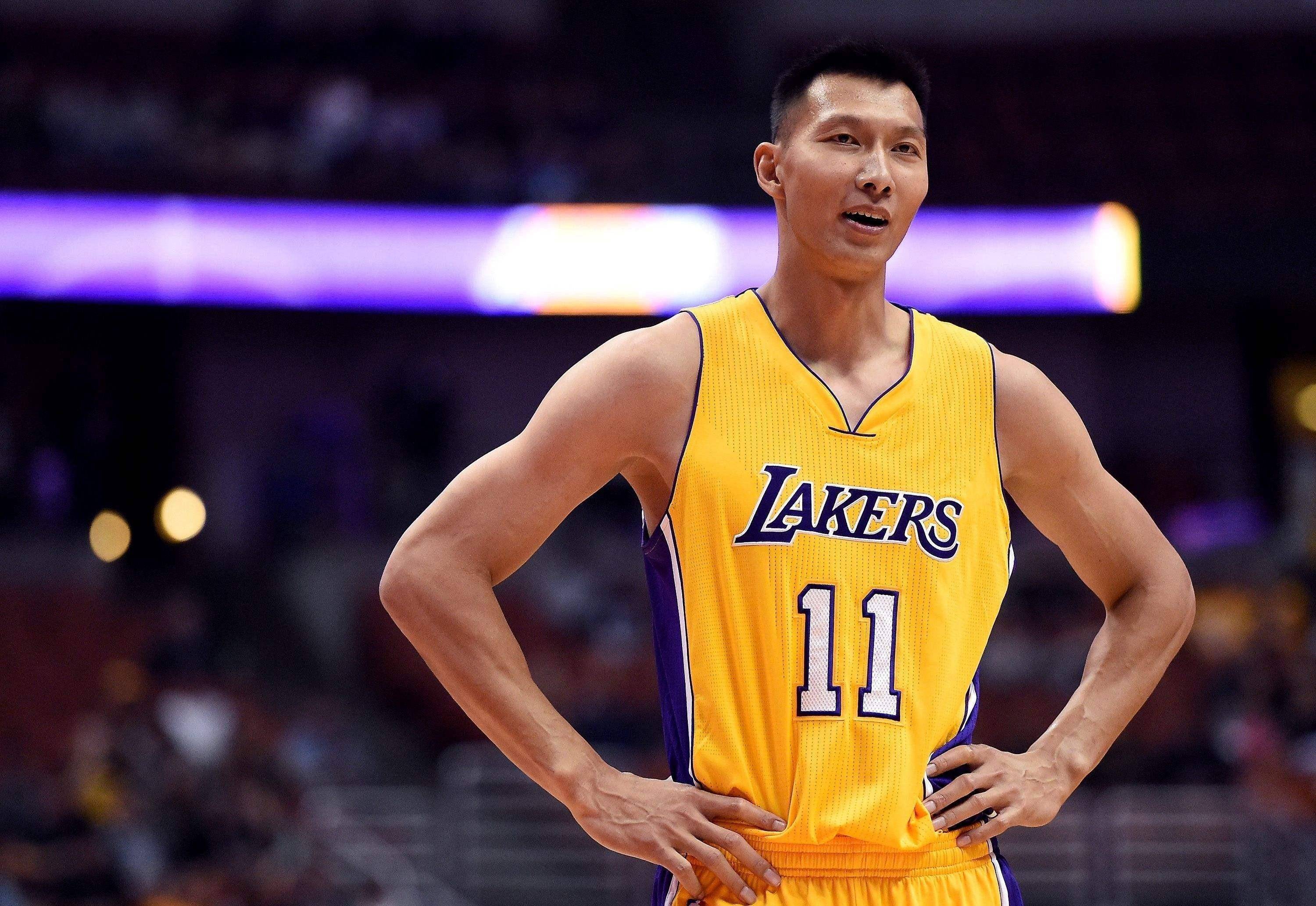 开云体育app-篮球明星出席慈善活动，传递正能量