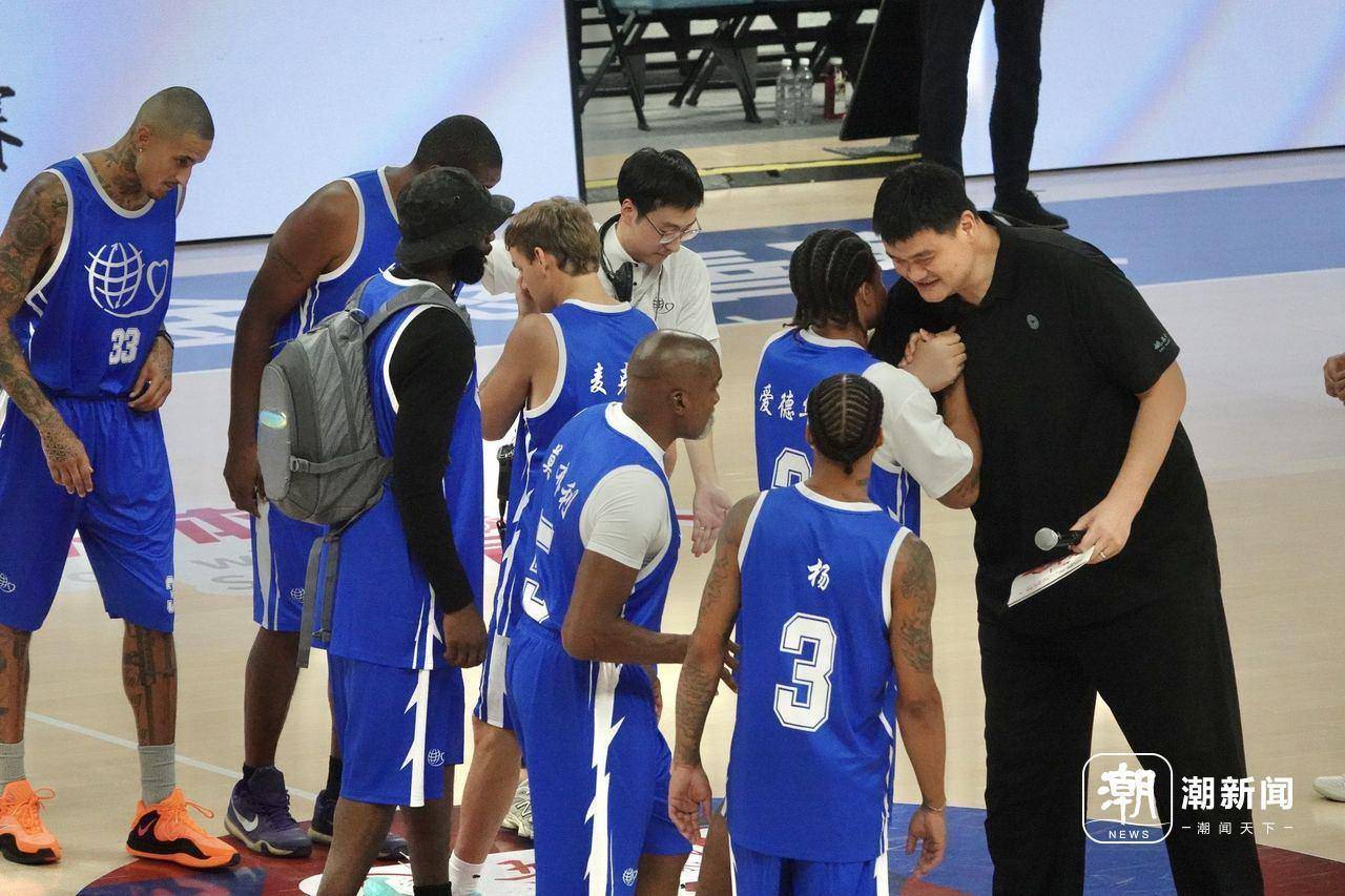 篮球明星出席慈善活动，传递正能量