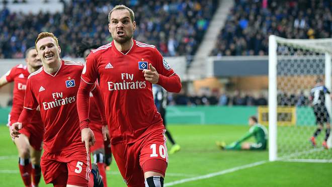 沙尔克队球迷沉浸在胜利的喜悦中的简单介绍