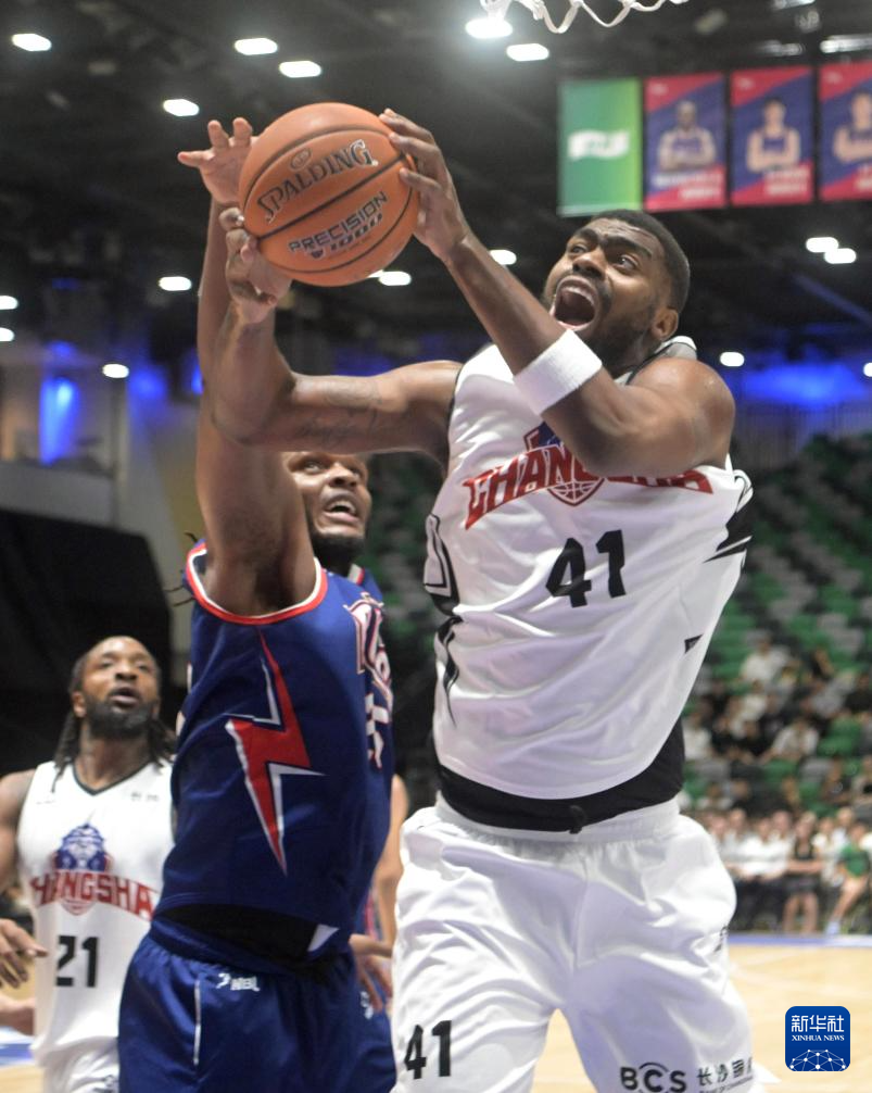 北美篮球选手表现卓越夺得全国比赛头名的简单介绍