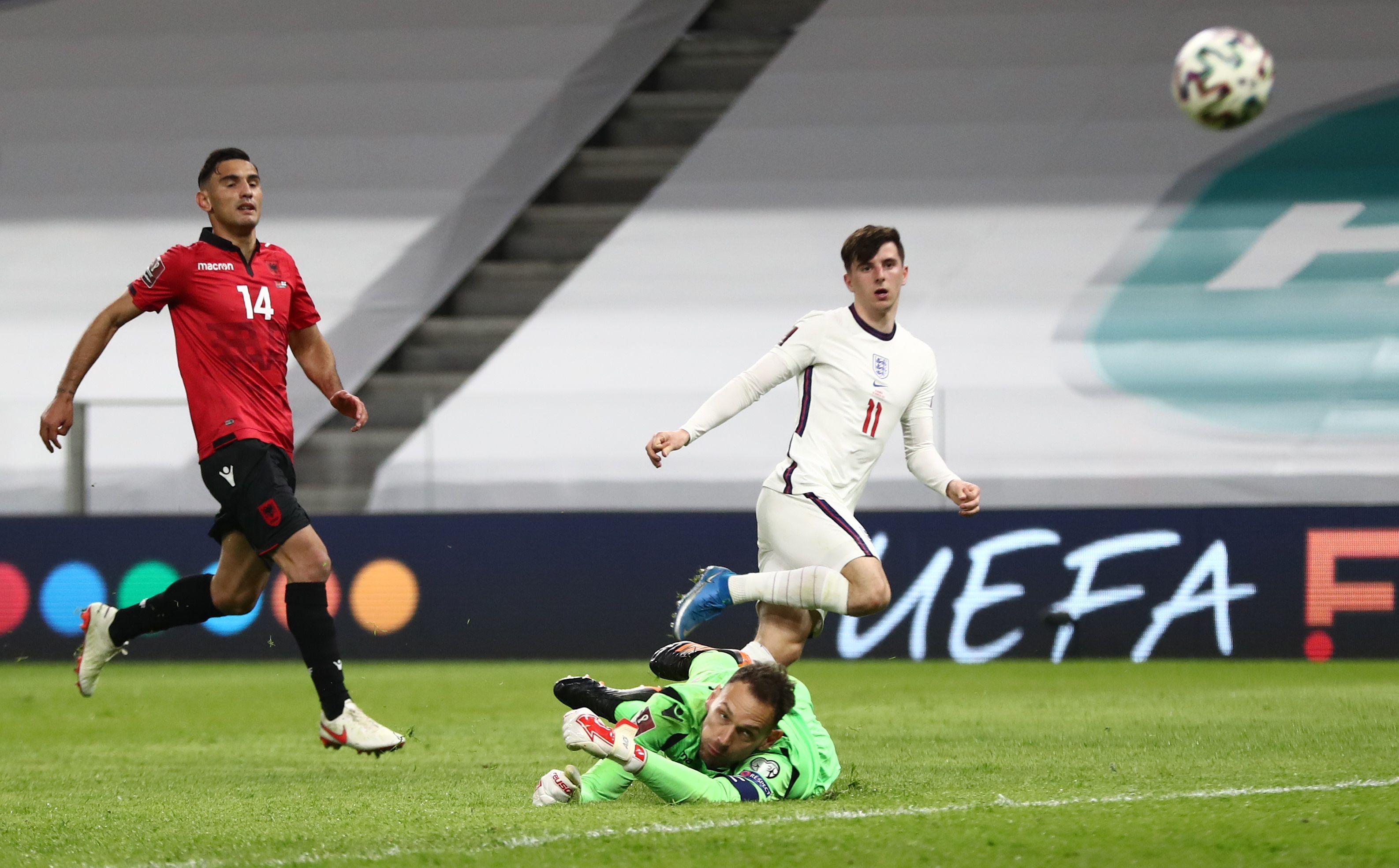 包含阿尔巴尼亚队惨遭败绩，欧锦赛资格赛困境重重的词条