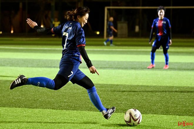 包含足球赛场亮点：女队员表现抢眼的词条